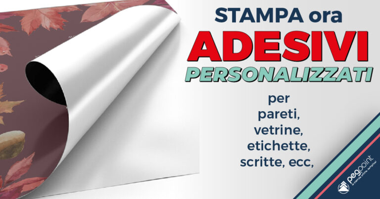 Primo piano di un foglio adesivo arrotolato con un disegno di foglie autunnali sulla sinistra. Il testo in grassetto sulla destra recita "STAMPA ora ADESIVI PERSONALIZZATI", seguito da un testo più piccolo che elenca gli utilizzi: "pareti, vetrine, etichette, scritte, ecc." Un logo è nell'angolo in basso a destra.