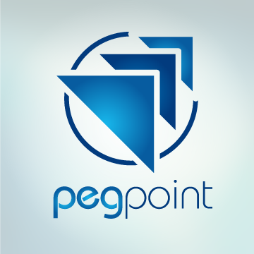 Logo di Pegpoint con tre triangoli blu sovrapposti all'interno di un contorno circolare. Sotto il design, "pegpoint" è scritto in minuscolo con un font moderno ed elegante. Lo sfondo è un gradiente morbido dal blu al bianco.