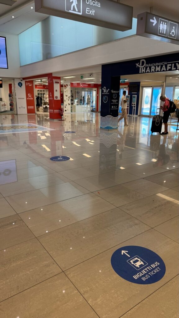 Segnaletica per le biglietterie ARST all’Aeroporto di Alghero – foto 2