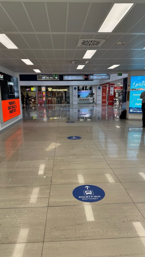 Segnaletica per le biglietterie ARST all’Aeroporto di Alghero – foto 3