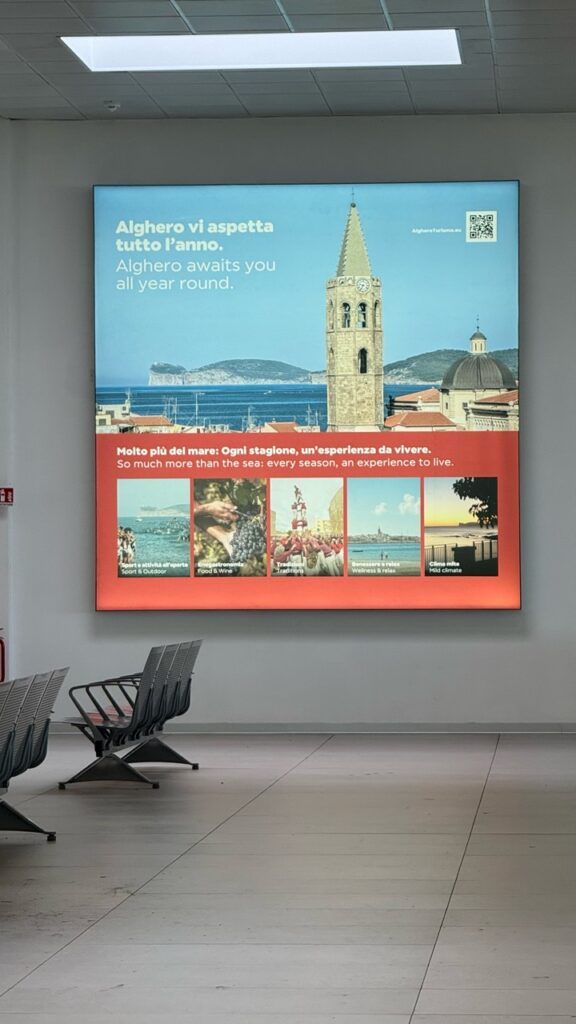 Tessuti retroilluminati per Fondazione Alghero in aeroporto – foto 1