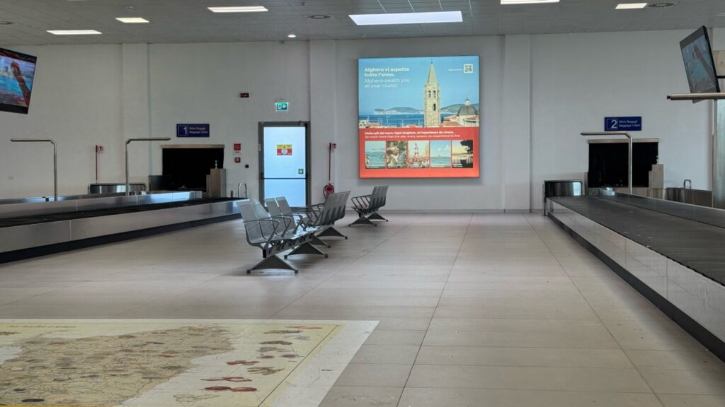 Tessuti retroilluminati per Fondazione Alghero in aeroporto – foto 3