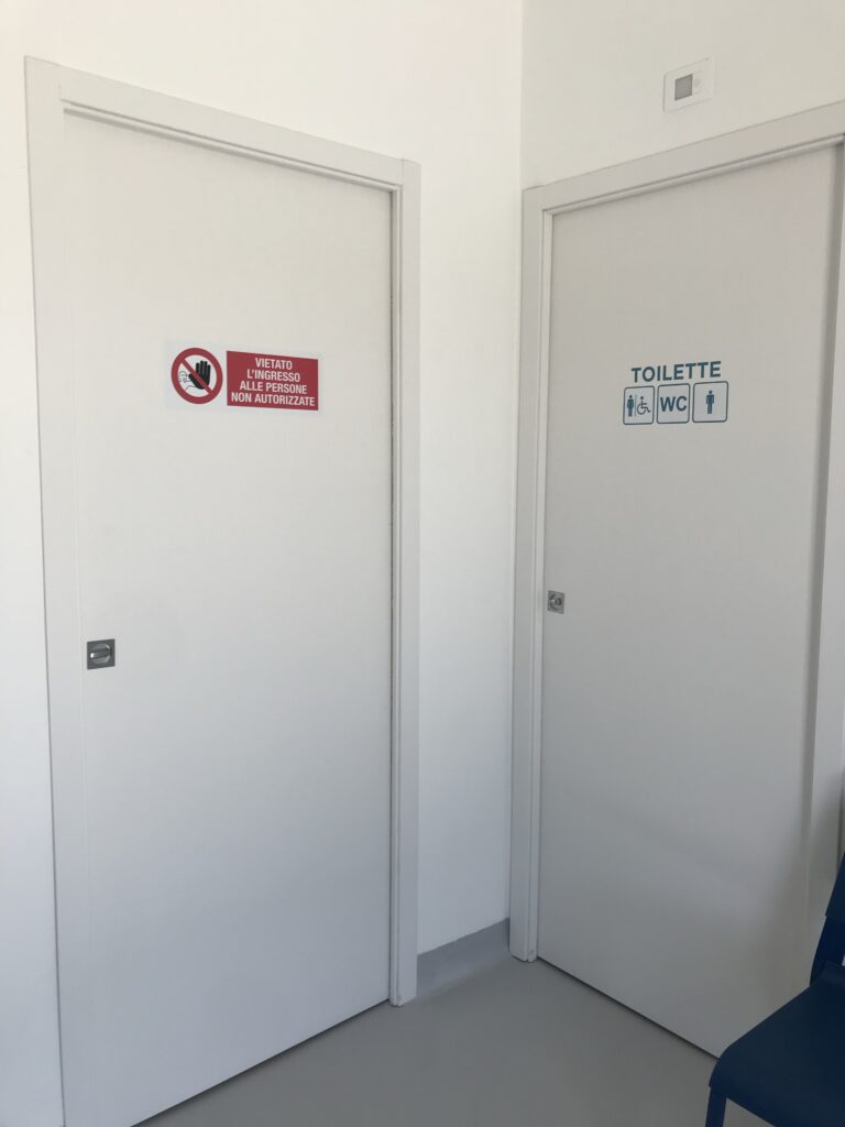 Vetrofanie e porte della Clinica Veterinaria Schiaffino a Usini – foto 4