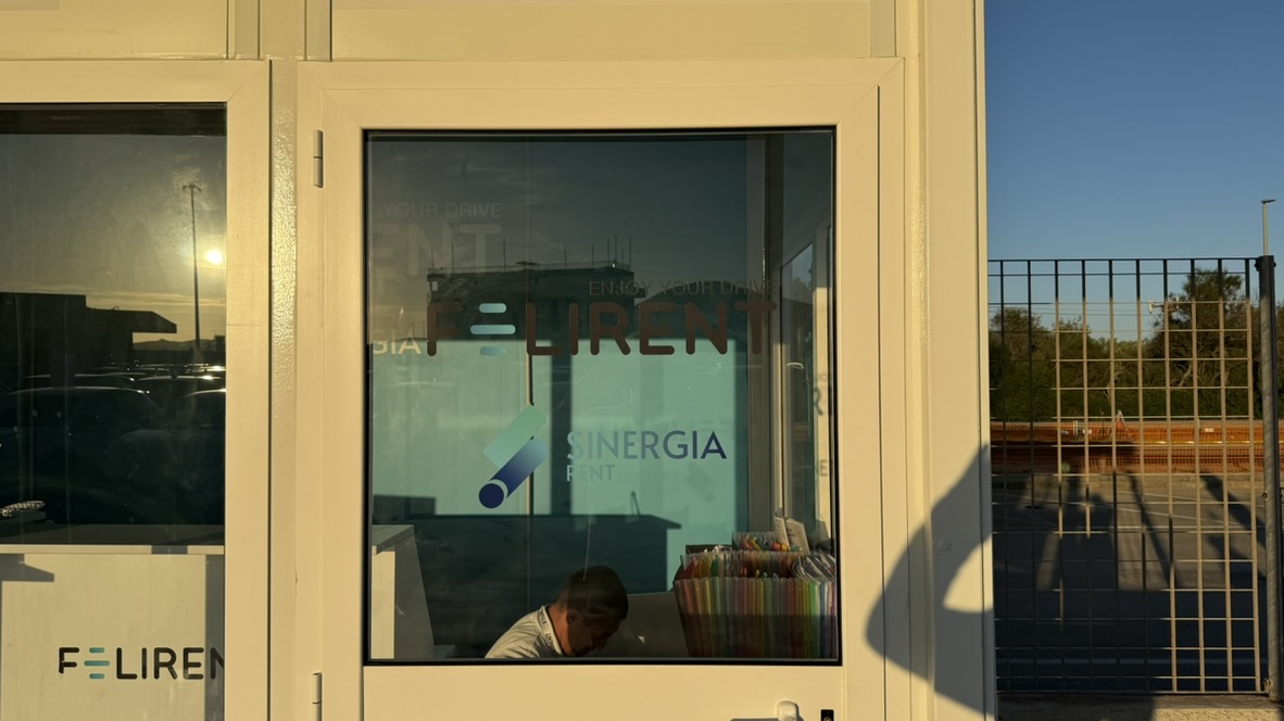 Grafica sulla porta del cabinato Felirent all’Aeroporto di Alghero
