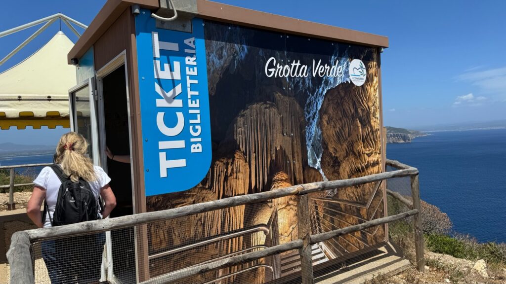 Allestimento della biglietteria Grotta Verde a Capo Caccia – foto 1