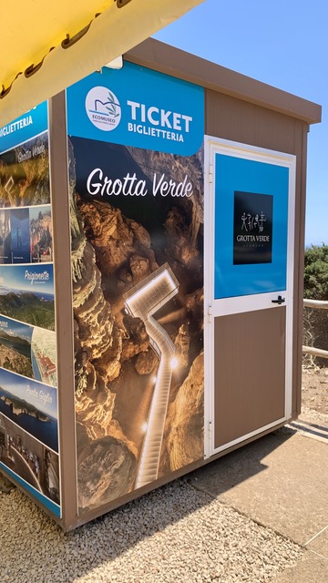 Biglietteria Grotta Verde: pannelli sul lato con porta