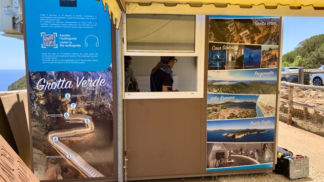 Biglietteria Grotta Verde: allestimento del lato con sportello