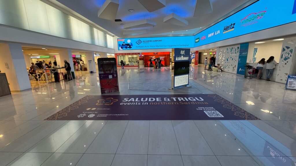 Grafica calpestabile Salude & Trigu all’Aeroporto di Alghero – foto 1